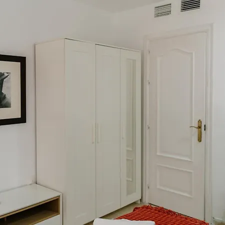 Апартаменты Refurbished 10' From The Centre