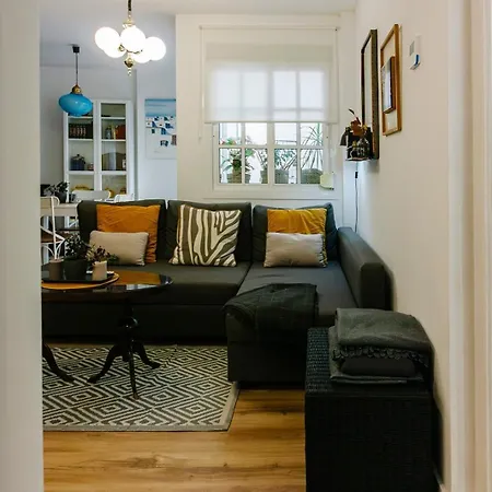 Refurbished 10' From The Centre Апартаменты