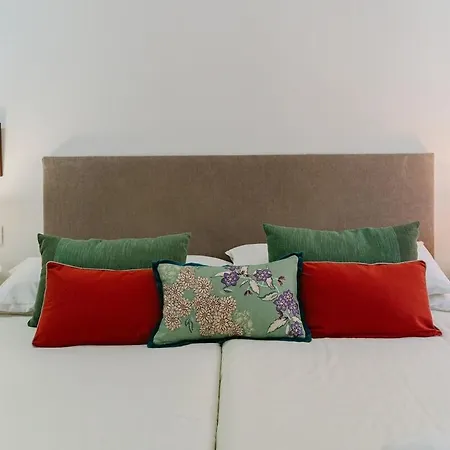 Апартаменты Refurbished 10' From The Centre