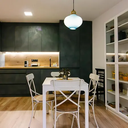 Refurbished 10' From The Centre Апартаменты *