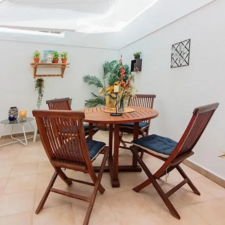 Апартаменты Refurbished 10' From The Centre *